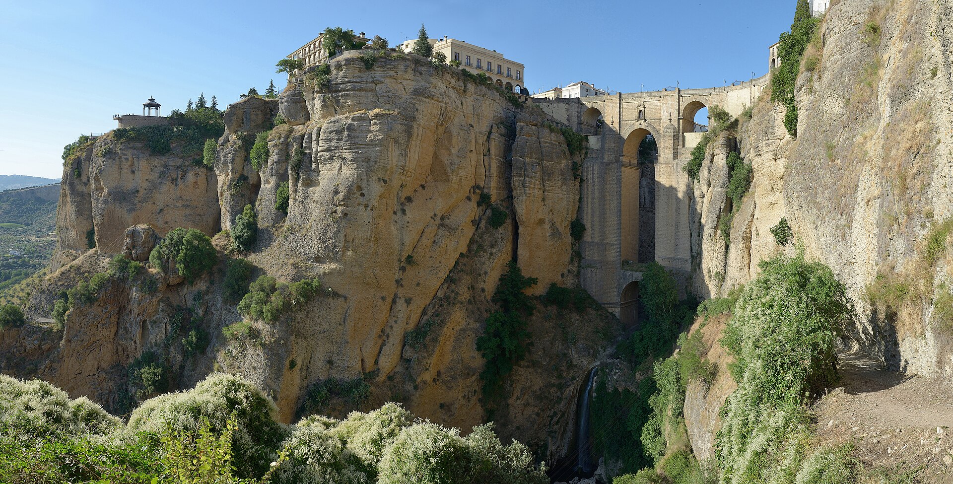 El Puente Nuevo de Ronda salvando el desfiladero de El Tajo, en Andalucía