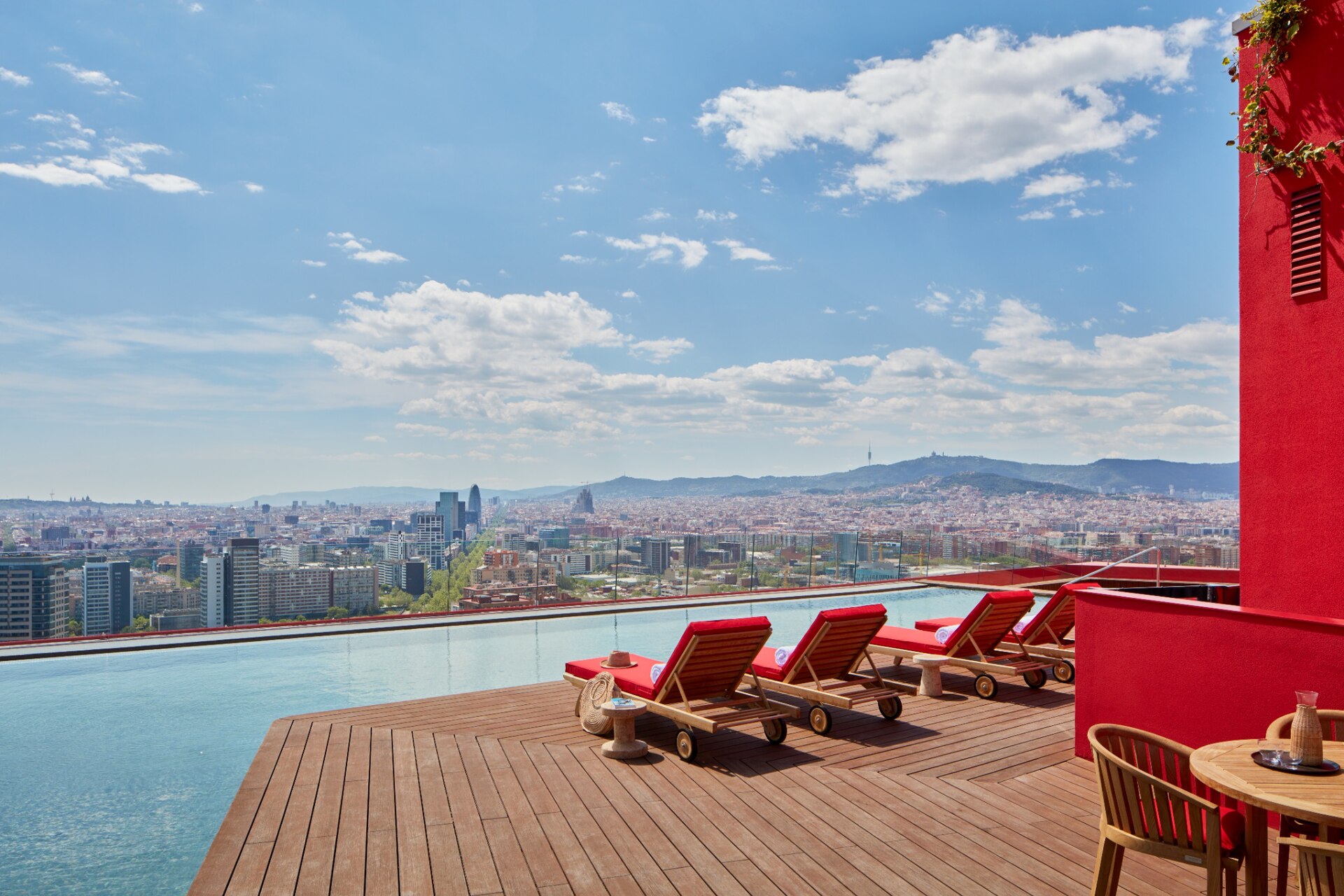 Una terraza en una azotea con vistas al skyline de Barcelona