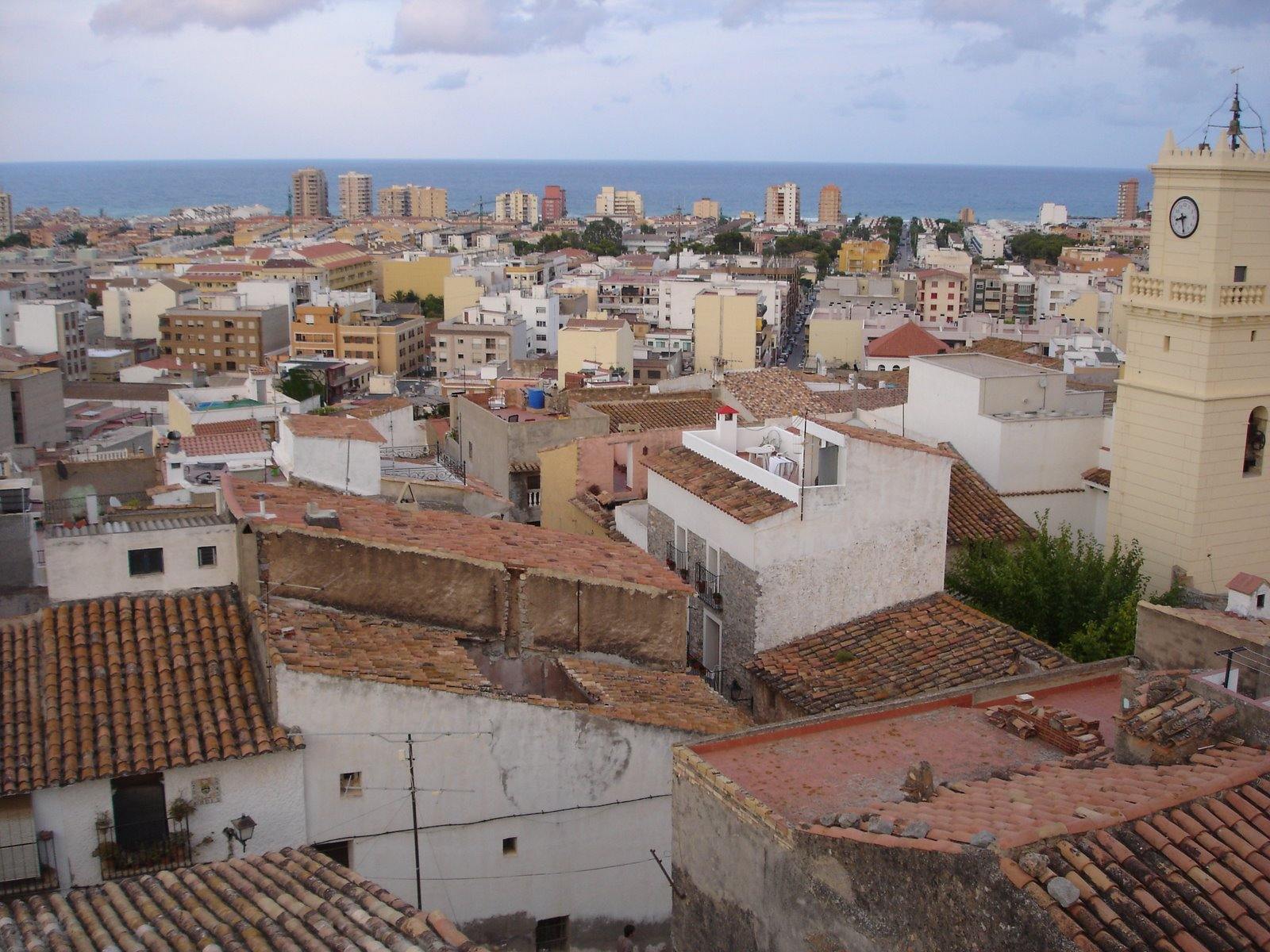Tejados de terracota de una localidad de la Comunidad Valenciana con el Mediterráneo al fondo